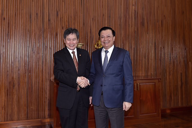 Bộ trưởng Đinh Tiến Dũng ch&agrave;o mừng Ng&agrave;i Tổng Thư k&yacute; ASEAN tới thăm v&agrave; l&agrave;m việc với Bộ T&agrave;i ch&iacute;nh Việt Nam.
