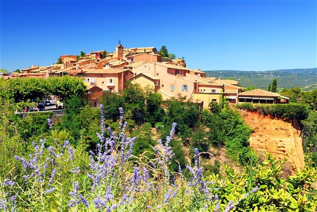 Roussillon nổi tiếng tr&ecirc;n thế giới với v&aacute;ng đ&aacute; tr&aacute;ng lệ v&agrave; mỏ đ&aacute; ho&agrave;ng thổ đặc trưng.
