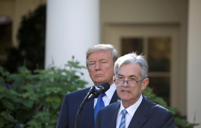 Tổng thống Mỹ Donald Trump (tr&aacute;i) v&agrave; Chủ tịch Fed Jerome Powell - Ảnh: Bloomberg/CNBC.