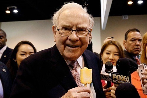Warren Buffett trong một buổi đại hội cổ đ&ocirc;ng của c&ocirc;ng ty. Ảnh:&nbsp;WSJ
