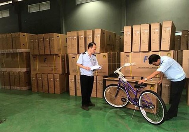 L&ocirc; h&agrave;ng xe đạp Trung Quốc giả xuất xứ Việt Nam - Ảnh: Cơ quan hải quan