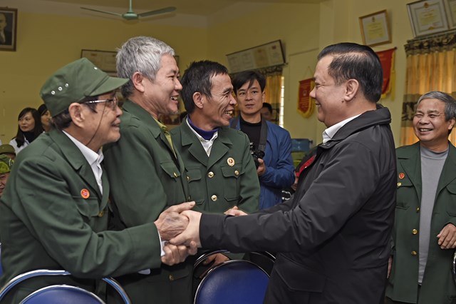 Bộ trưởng thăm hỏi động vi&ecirc;n c&aacute;c thương bệnh binh tại Trung t&acirc;m điều dưỡng thương binh Nho Quan. Nguồn: MOF