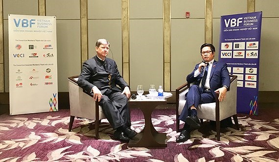 Hai Đồng Chủ tịch Diễn đàn – ông Vũ Tiến Lộc, Chủ tịch VCCI và ông Tomaso Andreatta, Phó Chủ tịch Phòng Thương mại Châu Âu tại buổi họp báo.