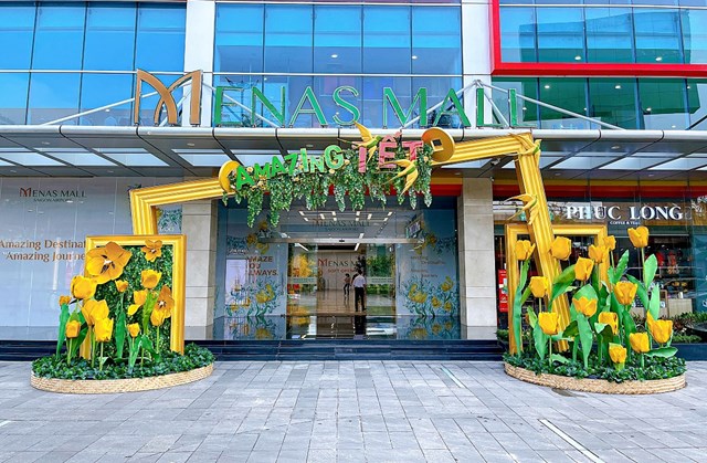 Cổng v&agrave;o Menas Mall với hai phi&ecirc;n bản truyền thống &amp; hiện đại c&ugrave;ng những b&ocirc;ng hoa tulip khổng lồ. Ảnh: Ph&uacute; Long.
