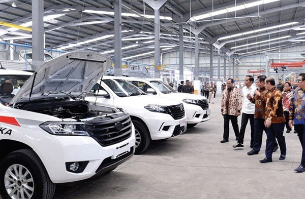Tổng thống Indonesia - Joko &ldquo;Jokowi&rdquo; Widodo khai trương nh&agrave; m&aacute;y của nh&agrave; sản xuất xe hơi PT Solo Manufaktur Kreasi, được biết đến với thương hiệu xe hơi quốc gia Esemka, tại Boyolali, Indonesia.&nbsp;