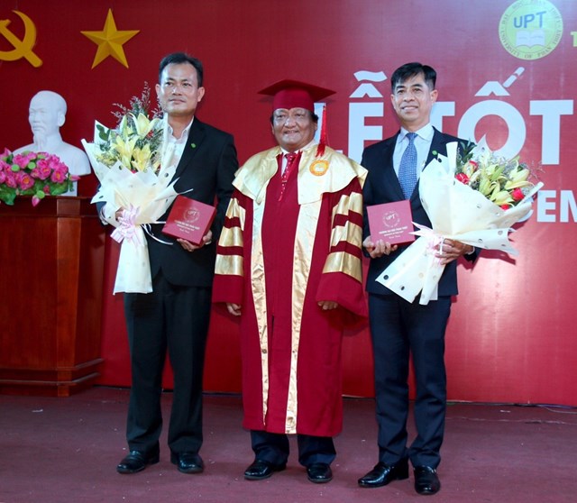 Hiệu trưởng trường Đại học Phan Thiết trao hoa lưu niệm cho đại diện Tập đo&agrave;n Novaland. Ảnh NVL