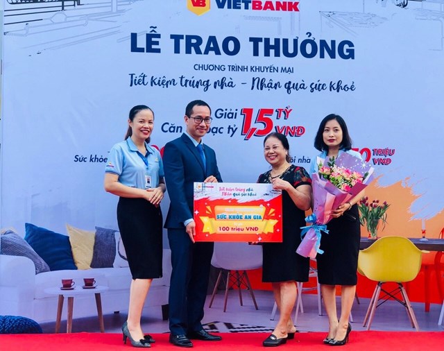 B&agrave; Phạm Thị Ngọ gửi tiết kiệm tại Vietbank tr&uacute;ng giải Sức khỏe An Gia - 100 triệu đồng. Ảnh VB