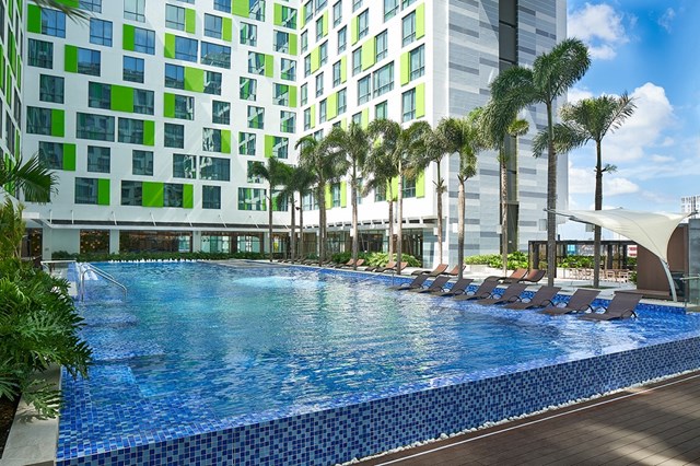 Hồ bơi của Kh&aacute;ch sạn Holiday Inn &amp; Suites Saigon Airport. Ảnh Ph&uacute; Long Group