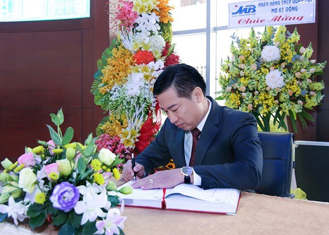 Ông Nguyễn Đình Trung - Chủ tịch HĐQT Hưng Thịnh Incons thực hiện nghi lễ ghi sổ lưu niệm HOSE. Ảnh HT