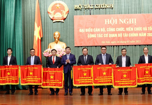  Thừa ủy quyền của Thủ tướng Chính phủ, Bộ trưởng Bộ Tài chính, Thứ trưởng Tạ Anh Tuấn đã trao cờ thi đua của Chính phủ, của Bộ Tài chính cho các tập thể. 