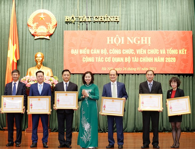  Thừa ủy quyền của Chủ tịch nước, Thứ trưởng Vũ Thị Mai trao Huân chương hạng Nhất, hạng Nhì cho các cá nhân. 