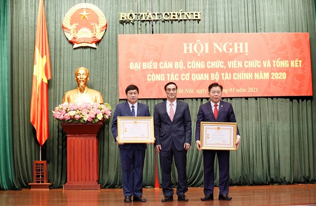 Thừa ủy quyền của Chủ tịch nước, Thứ trưởng Trần Xuân Hà trao Danh hiệu 