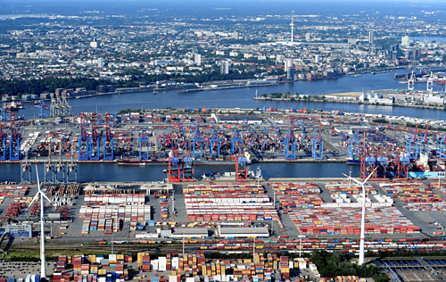 Một cảng bốc dỡ h&agrave;ng h&oacute;a tại Hamburg (Đức). Ảnh: Reuters