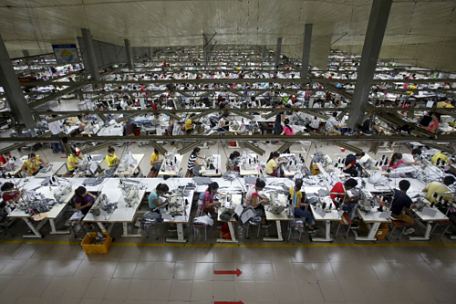 C&ocirc;ng nh&acirc;n l&agrave;m việc trong một nh&agrave; m&aacute;y ở Việt Nam. Ảnh: Reuters