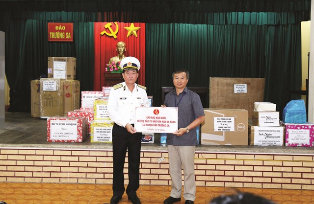 Ph&oacute; Tổng Gi&aacute;m đốc KBNN Nguyễn Quang Vinh trao tặng 3,5 tỷ đồng của KBNN tới đại diện chiến sỹ v&agrave; nh&acirc;n d&acirc;n huyện đảo Trường Sa (năm 2017)