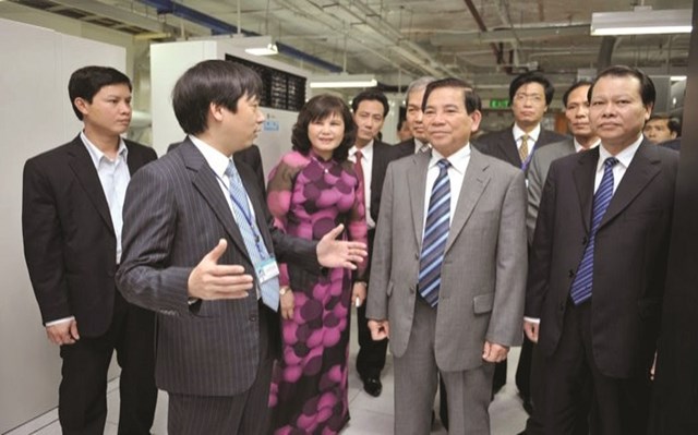 Chủ tịch nước Nguyễn Minh Triết thăm Trung t&acirc;m Dữ liệu Kho bạc Nh&agrave; nước (năm 2010)