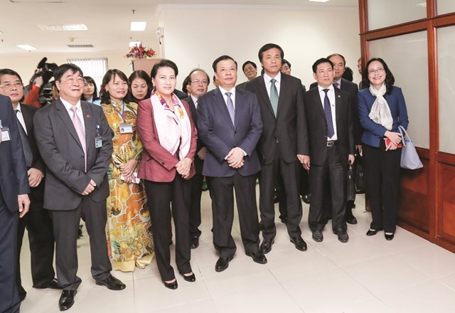Chủ tịch Quốc hội Nguyễn Thị Kim Ng&acirc;n thăm Cục Quản l&yacute; ng&acirc;n quỹ, KBNN (năm 2017)