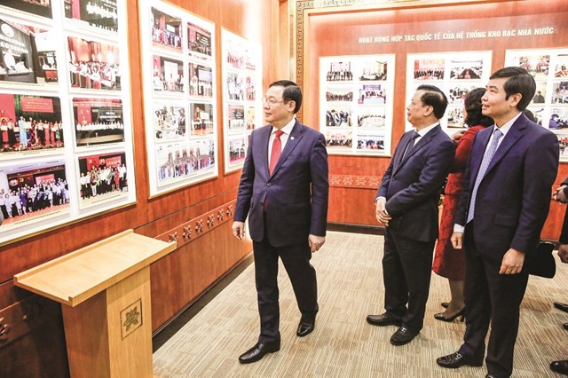 Ph&oacute; Thủ tướng Vương Đ&igrave;nh Huệ thăm ph&ograve;ng truyền thống của KBNN (năm 2020)