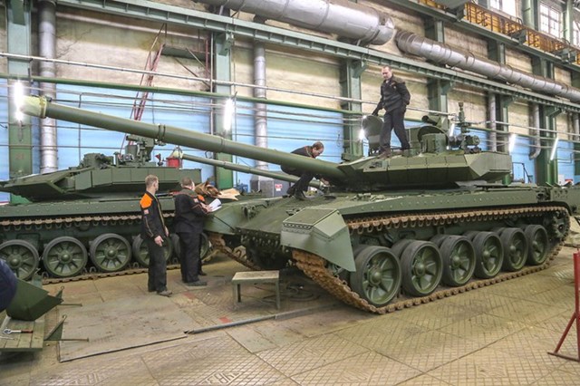 Nga đang đẩy mạnh việc sản xuất T-90M Proryv-3 sau khi chiếc T-14 Armata được x&aacute;c định l&agrave; c&ograve;n phải ho&agrave;n th&agrave;nh th&ecirc;m nhiều b&agrave;i kiểm tra nữa, dự kiến T-90M sẽ lần đầu ti&ecirc;n xuất hiện trong Lễ duyệt binh ng&agrave;y 9/5 tới đ&acirc;y tr&ecirc;n Quảng trường Đỏ.