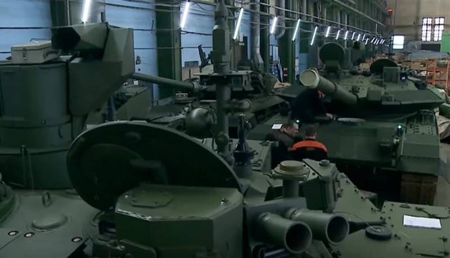 Mới đ&acirc;y truyền th&ocirc;ng Nga đ&atilde; đăng tải những bức ảnh về d&acirc;y chuyền lắp r&aacute;p xe tăng chiến đấu chủ lực thế hệ mới T-90M Proryv-3 tại nh&agrave; m&aacute;y chế tạo UralVagonZavod nổi tiếng.