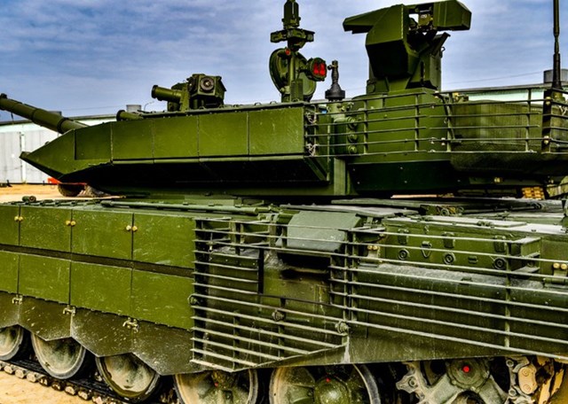 B&ecirc;n cạnh T-90, trong bi&ecirc;n chế của đơn vị c&ograve;n c&oacute; c&aacute;c phương tiện t&aacute;c chiến hiện đại kh&aacute;c như xe thiết gi&aacute;p chở qu&acirc;n BTR-80A, xe chiến đấu bộ binh BMP-3, ph&aacute;o tự h&agrave;nh 2S19 Msta-S M2...