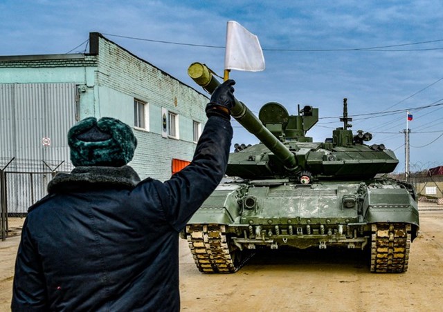Xe tăng huyền thoại T-72 lần đầu ti&ecirc;n ra mắt c&ocirc;ng ch&uacute;ng tại cuộc duyệt binh diễn ra ng&agrave;y 7/11/1977 cũng đ&atilde; được l&aacute;i bởi những chiến sĩ của Sư đo&agrave;n cận vệ Tamanskaya.