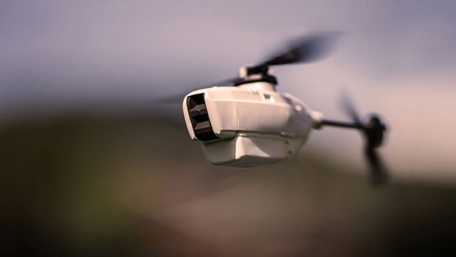  Trên chiến trường, UAV siêu nhỏ Black Hornet PRS trở thành đôi mắt của người lính khi truyền video công nghệ EO/IR trực tiếp thời gian thực. 