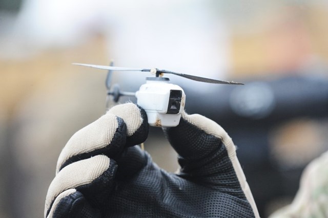  Hệ thống UAV trinh sát siêu nhỏ này khi được kết nối hoặc tích hợp với các trang thiết bị kỹ thuật số khác sẽ hiển thị dữ liệu thông tin thu thập được trong thời gian thực, từ đó giúp người lính đưa ra các quyết định nhanh chóng và chính xác. 