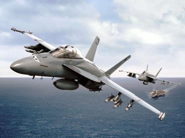 F/A-18 Block III Super Hornet c&oacute; thể lắp th&ecirc;m b&igrave;nh nhi&ecirc;n liệu phụ tr&ecirc;n lưng với sức chứa 1.590 kg gi&uacute;p m&aacute;y bay tăng tầm bay trong khi kh&ocirc;ng ảnh hưởng tới t&iacute;nh năng kh&iacute; động học.