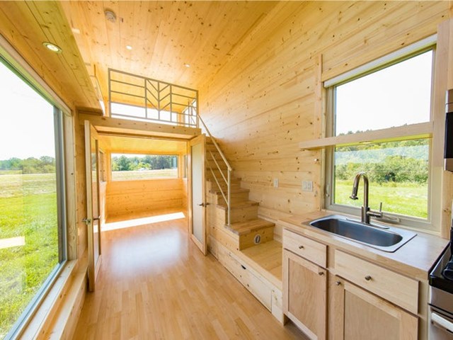   Ngôi nhà bằng gỗ lấy cảm hứng từ Nhật Bản với trần cao 3,4 m và 2 gác xép. Các không gian kết nối với gác xép bằng cầu thang hoặc thang tích hợp. Mỗi gác xép có trần cao gần 1,5 m. Ảnh: Escape Homes. 