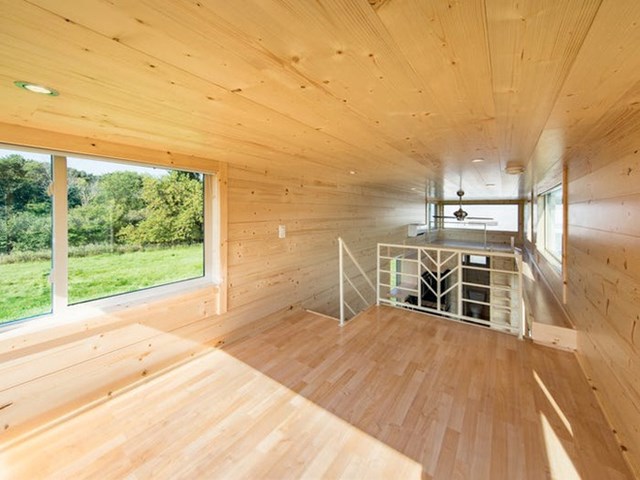   Phòng ngủ trên gác xép cũng có cửa sổ lớn để đón ánh sáng. Tùy theo yêu cầu, một phòng ngủ có thể thiết kế thành không gian vui chơi cho trẻ em. Ảnh: Escape Homes. 