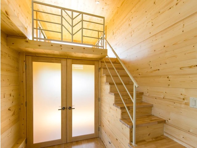   Tủ quần áo và ngăn kéo được thiết kế tích hợp thông với cầu thang giúp tiết kiệm diện tích. Ảnh: Escape Homes. 