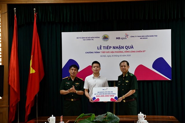 Ông Vũ Hồng Phú, Tổng giám đốc MB Ageas Life, đã trao tặng 500 triệu đồng ủng hộ cho các chiến sỹ bộ đội biên phòng có hoàn cảnh gia đình khó khăn.