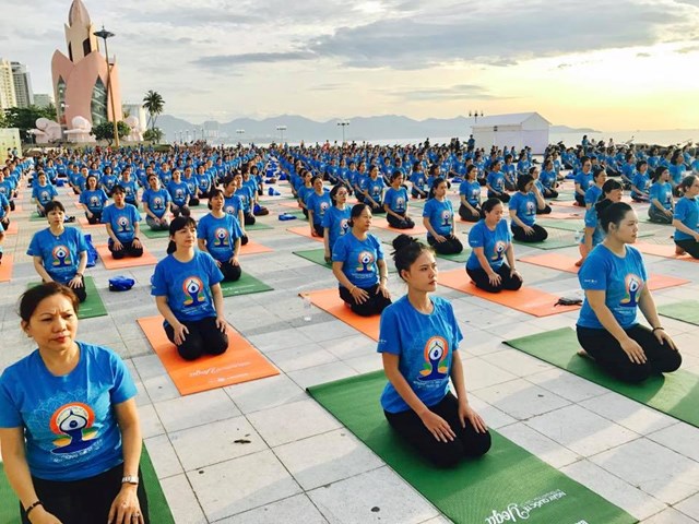 Ng&agrave;y Quốc tế Yoga do Bảo Việt Nh&acirc;n thọ tổ chức thu h&uacute;t h&agrave;ng ng&agrave;n người tham dự