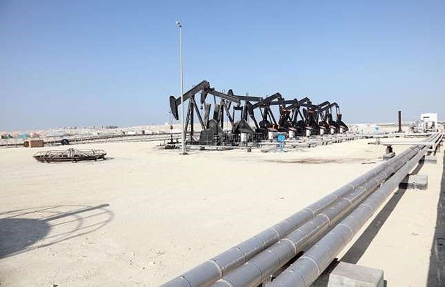 Bahrain l&agrave; nước c&oacute; nền kinh tế dầu mỏ đầu ti&ecirc;n tại vịnh Ba Tư. Kể từ l&uacute;c những giếng dầu đầu ti&ecirc;n được khai th&aacute;c từ năm 1932, h&agrave;ng tỉ đ&ocirc; la đ&atilde; đổ về t&uacute;i của gia tộc Khalifa.