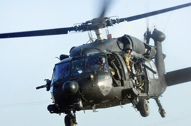 Mỗi chiếc UH-60M c&oacute; thể chở theo tối đa 11 binh sĩ hoặc 4.1 tấn h&agrave;ng h&oacute;a.
