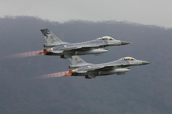 F-16V được cho l&agrave; ưu việt hơn đ&aacute;ng kể so với c&aacute;c thế hệ F-16 cũ, kể cả biến thể F-16E/F Block 60 Desert Falcon thiết kế ri&ecirc;ng cho Kh&ocirc;ng qu&acirc;n Ho&agrave;ng gia C&aacute;c tiểu vương quốc Arab thống nhất, đ&acirc;y l&agrave; phi&ecirc;n bản mạnh nhất trước khi F-16V ra đời.