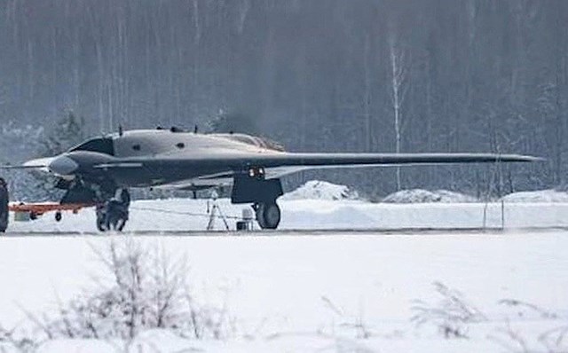 Chiếc Okhotnik đang phải d&ugrave;ng tạm động cơ AL-31F sử dụng tr&ecirc;n ti&ecirc;m k&iacute;ch Su-27, n&oacute; thậm ch&iacute; c&ograve;n chưa được lắp đặt AL-41F1S hay Izdeliye 30 dự định trang bị cho Su-57.