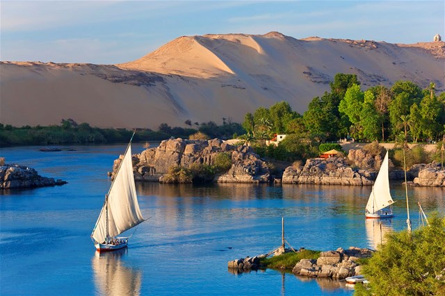 Đi dọc s&ocirc;ng Nile, con s&ocirc;ng khởi nguồn của nền văn minh Ai Cập cổ đại rực rỡ.
