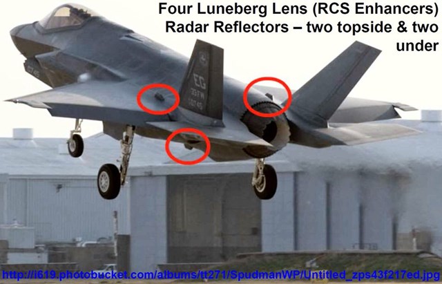 B&ecirc;n cạnh đ&oacute;, ti&ecirc;m k&iacute;ch F-35 c&ograve;n thường xuy&ecirc;n che giấu diện t&iacute;ch phản xạ radar thực của m&igrave;nh bằng c&aacute;ch đeo th&ecirc;m thiết bị c&oacute; t&ecirc;n gọi Luneburg Lens để l&agrave;m tăng chỉ số RCS