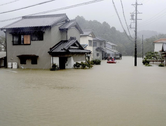 Mưa lớn do si&ecirc;u b&atilde;o Hagibis g&acirc;y ngập lụt tại Ise, tỉnh Mie.