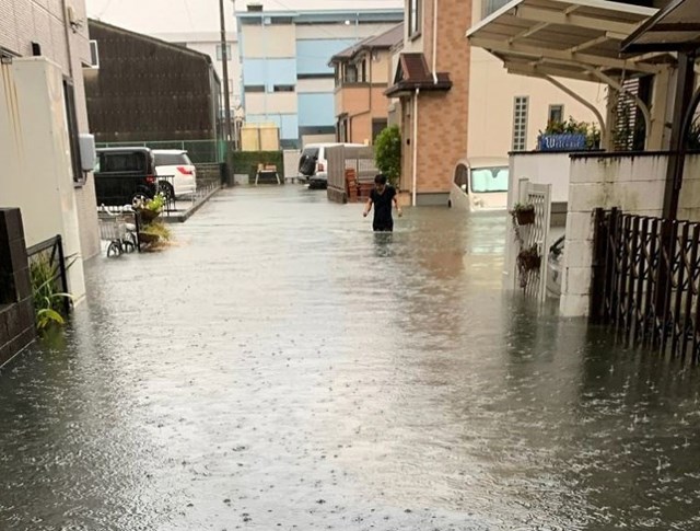 Một khu d&acirc;n cư ở phường Suruga, Shizuoka, bị ngập s&acirc;u do mưa lớn từ si&ecirc;u b&atilde;o Hagibis