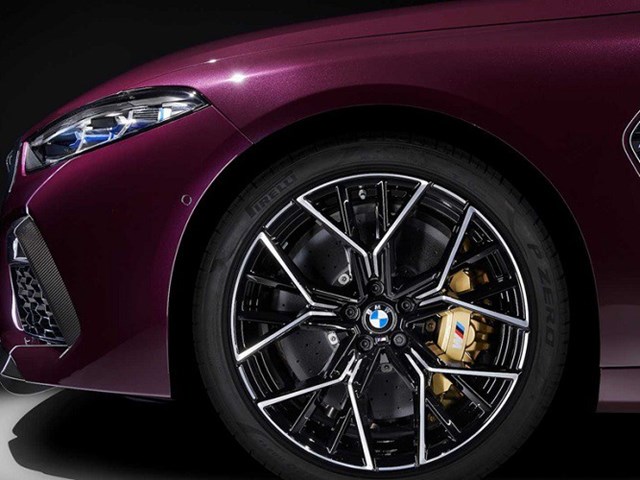 BMW M8 Gran Coupe được x&acirc;y dựng dựa tr&ecirc;n bản 8 series Gran Coupe, tuy nhi&ecirc;n điều đ&aacute;ng ch&uacute; &yacute; l&agrave; n&oacute; &aacute;p dụng c&aacute;c c&ocirc;ng nghệ vận h&agrave;nh v&agrave; điều khiển kh&aacute;c biệt nhằm mang đến hiệu nặng vận h&agrave;nh đ&aacute;ng nể