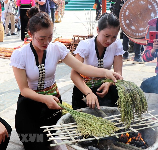 Lễ thức nướng cốm trong lễ Kin lẩu khẩu mẩu (Lễ hội cốm mới) của người Th&aacute;i huyện Mường So (tỉnh Lai Ch&acirc;u).