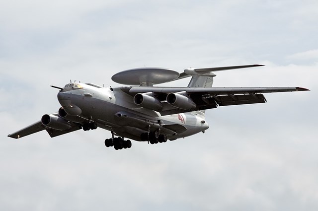  Máy bay được trang bị 4 động cơ Aviadvigatel PS-90A giúp đạt tốc độ lên đến 800 km/h và tầm hoạt động 7.500 km. 