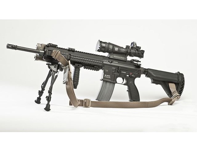 HK416 c&oacute; trọng lượng 3,6kg, chiều d&agrave;i 940mm, n&ograve;ng d&agrave;i 420mm.