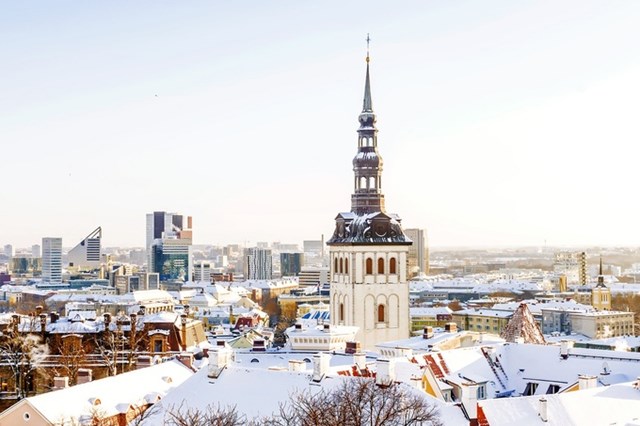 Tallinn, Estonia: Với những cơn gi&oacute; lạnh buốt v&agrave; tuyết phủ trắng x&oacute;a khắp nơi, thủ đ&ocirc; Tallinn kho&aacute;c l&ecirc;n m&igrave;nh vẻ đẹp cuốn h&uacute;t. H&agrave;ng năm v&agrave;o m&ugrave;a Gi&aacute;ng sinh, chợ Old Town sẽ tr&agrave;n ngập những t&uacute;p lều bằng gỗ, b&aacute;n đồ trang sức thủ c&ocirc;ng v&agrave; c&aacute;c m&oacute;n ăn địa phương. Estonia rất lạnh v&agrave;o m&ugrave;a đ&ocirc;ng, v&igrave; vậy việc bạn n&ecirc;n l&agrave;m c&oacute; lẽ l&agrave; đi dạo tr&ecirc;n những con đường, tham quan c&aacute;c nh&agrave; thờ cổ k&iacute;nh v&agrave; thưởng thức m&oacute;n b&aacute;nh kếp ấm n&oacute;ng. Ảnh: Dimbar76/Shutterstock.