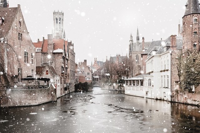 Bruges, Bỉ: Nằm ở khu vực t&acirc;y Flanders, ph&iacute;a bắc nước Bỉ, Bruges được mệnh danh l&agrave; Venice phương bắc với những con k&ecirc;nh uốn quanh c&aacute;c ng&ocirc;i nh&agrave; hộp m&agrave;u chocolate, mang kiến tr&uacute;c trung cổ. Giống như khung cảnh trong những chiếc thiệp Gi&aacute;ng sinh, Bruges c&oacute; nhiều c&acirc;y cầu y&ecirc;n ắng trong m&ugrave;a đ&ocirc;ng, t&ograve;a nh&agrave; cổ điển nhiều m&agrave;u sắc. Du kh&aacute;ch c&oacute; thể gh&eacute; thăm quảng trường chợ trung cổ Bruges, hay d&agrave;nh thời gian ngắm th&agrave;nh phố từ tr&ecirc;n th&aacute;p chu&ocirc;ng. Ảnh: Dvoevnore/Shutterstock.