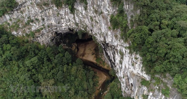   Cửa hang Én nhìn từ trên cao. (Nguồn: Oxalis Adventures-Ryan Deboodt/Vietnam+)