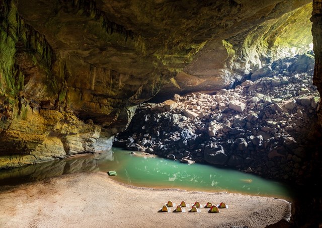   Bên trong hang Én. (Nguồn: Oxalis Adventures/Vietnam+)